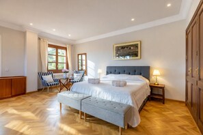 5 bedrooms, desk, iron/ironing board, travel cot - Villa Nobleza, private oasis with pool and gym just steps from downtown! (Selva)