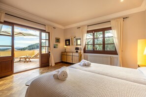 5 bedrooms, desk, iron/ironing board, travel cot - Villa Nobleza, private oasis with pool and gym just steps from downtown! (Selva)