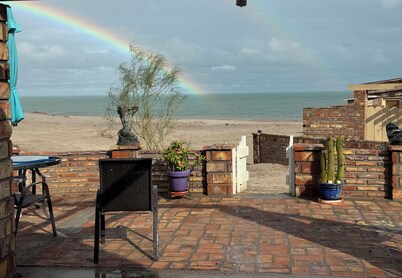 Artsy 2-bedroom beach house for your relaxing South Campos getaway