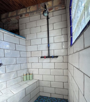 Dusche, HandtĂŒcher, Seife, Toilettenpapier