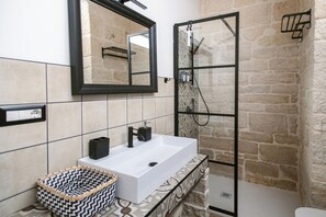 Douche, articles de toilette écologiques, sèche-cheveux, bidet