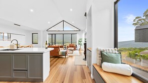 TV connectée, cheminée, livres