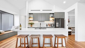 冰箱、微波炉、烤箱、炉灶