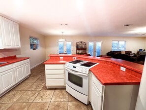 Fridge, microwave, oven, stovetop - Waterfront Grand Lagoon Home with Boat Parking (Pensacola)