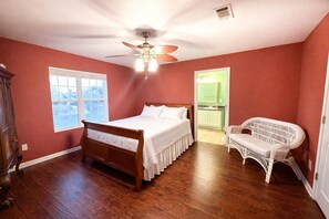 3 habitaciones, tabla de planchar con plancha y ropa de cama 
