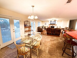 Dining - Waterfront Grand Lagoon Home with Boat Parking (Pensacola)