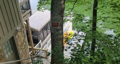Fabulous 2-bedroom house with Boathouse and Screened Porch on charming Lake Lure