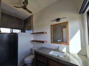 Regadera, secadora de cabello, toallas, jabón 