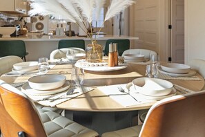 Dining - King Bed | EV Charger | 12 Guests | Modern (Durham)