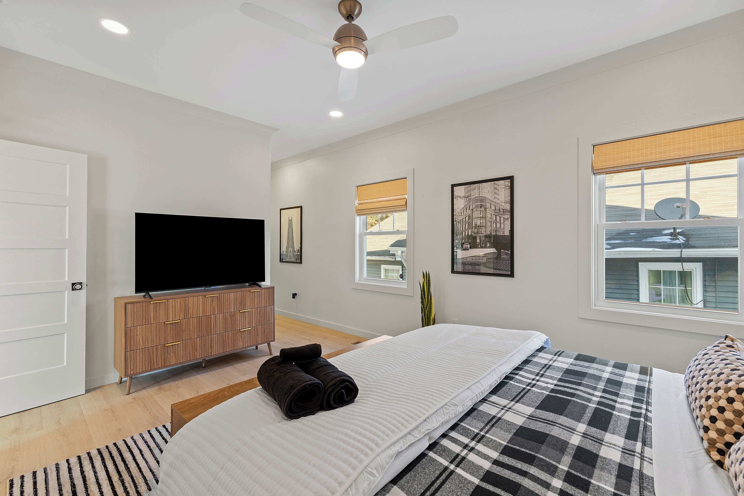 4 bedrooms, desk, iron/ironing board, travel crib