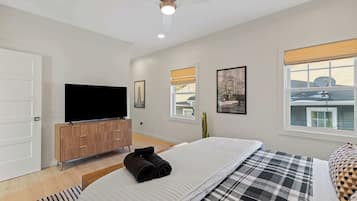 4 bedrooms, desk, iron/ironing board, travel crib