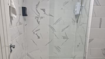 Een haardroger, handdoeken, toiletpapier