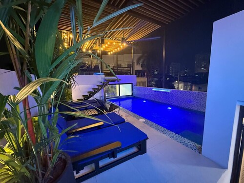 SkyGlow Suite | Luxury Queen + Rooftop Access