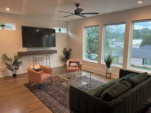 Living area - 3-bedroom house in adorable East Point with cool AC (East Point)