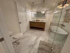 Douche, sèche-cheveux, bidet, serviettes fournies