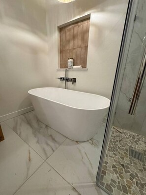 Shower, hair dryer, bidet, towels
