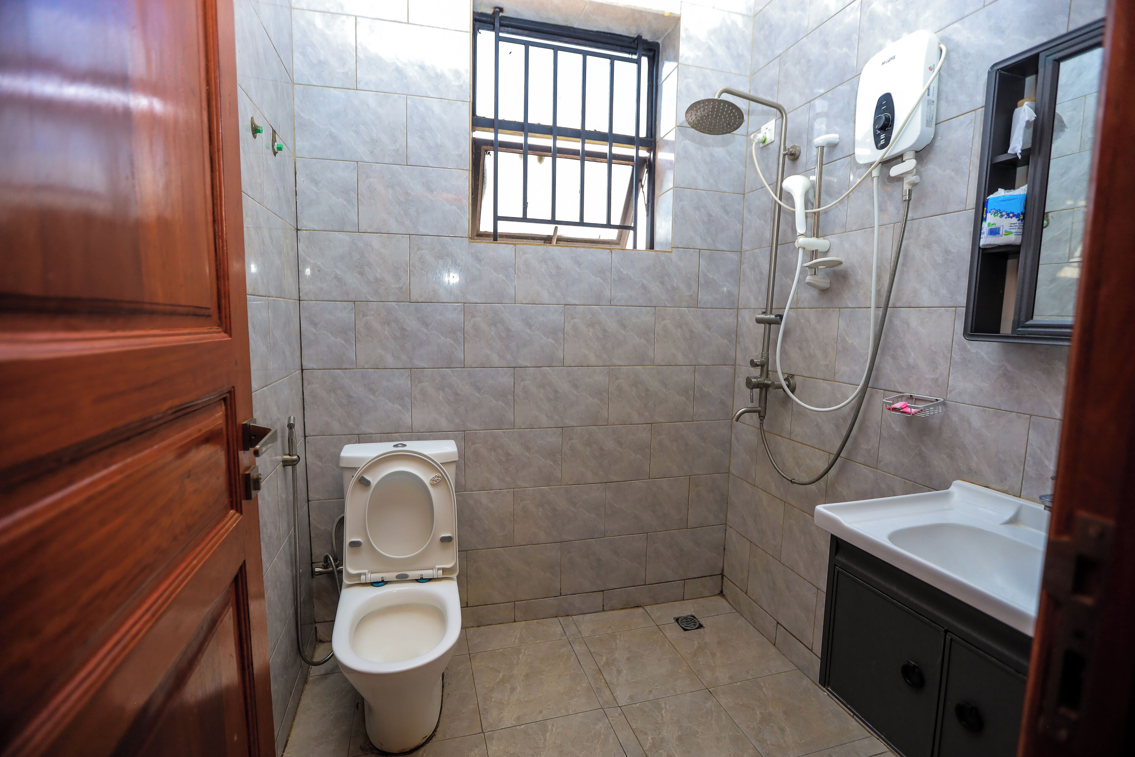 Kostenlose Toilettenartikel, Handtücher, Seife, Toilettenpapier