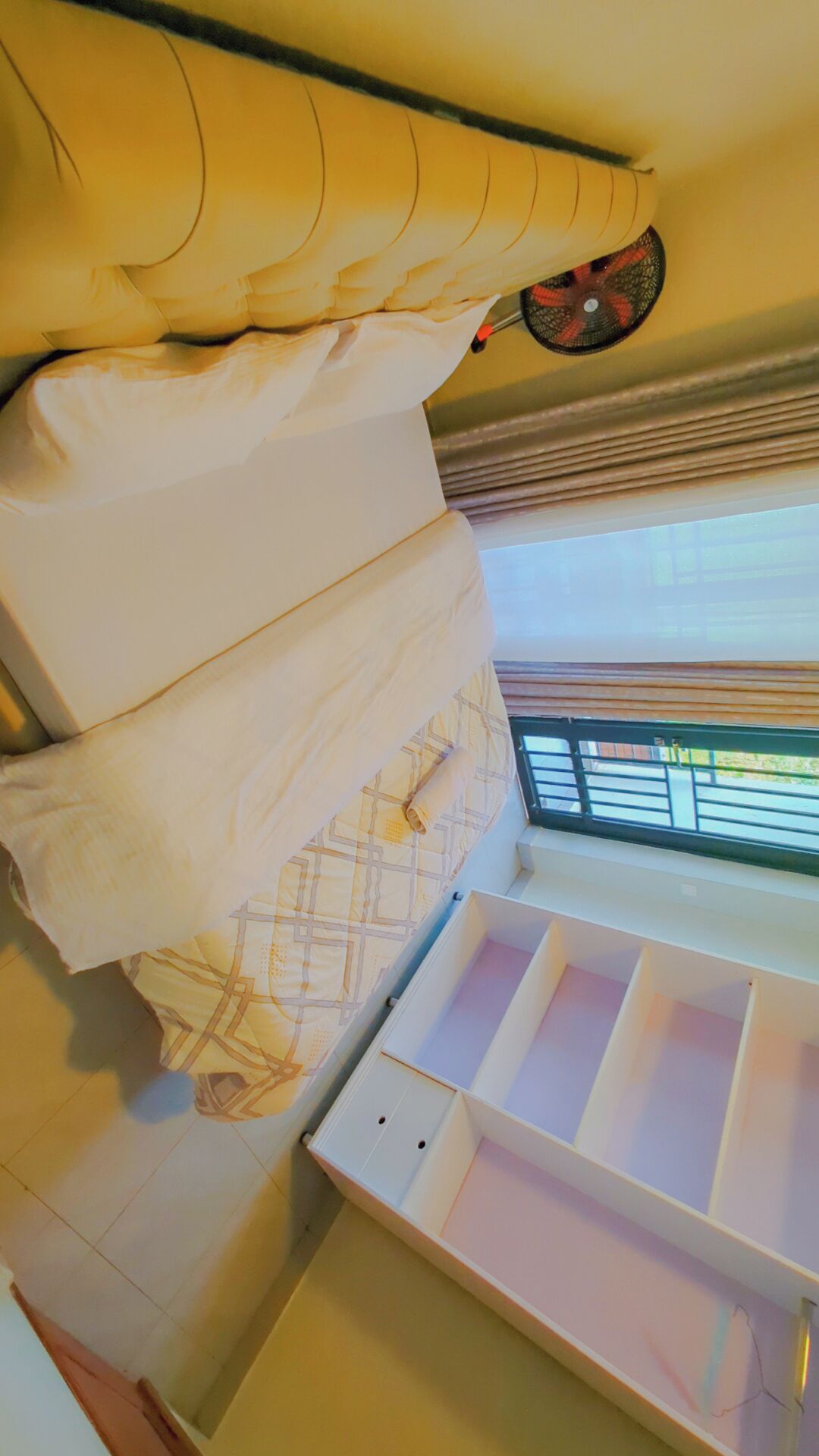 Escritorio, wifi gratis, ropa de cama