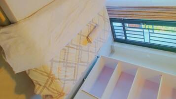 Escritorio, wifi gratis, ropa de cama