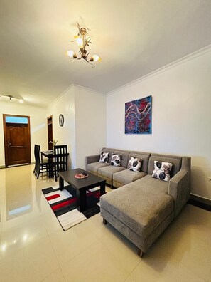 تلفزيون ذكي بحجم 32-بوصة يعرض قنوات تلفزيونية رقمية