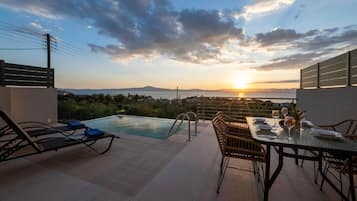 Suite, balcon, vue mer | Piscine | Piscine extérieure (ouverte en saison), chaises longues