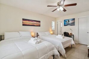 3 bedrooms, desk, iron/ironing board, travel cot - Weeki Wachee Getaway | King Suite • Huge Yard (Spring Hill)