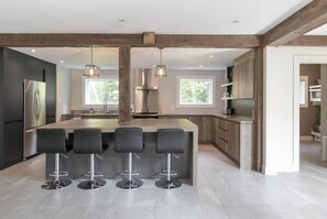 Fridge, microwave, oven, stovetop - Grand chalet bord de lac (Saint-Adolphe-d`Howard)