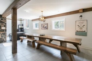 Dining - Grand chalet bord de lac (Saint-Adolphe-d`Howard)