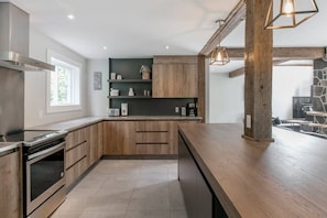 Fridge, microwave, oven, stovetop - Grand chalet bord de lac (Saint-Adolphe-d`Howard)
