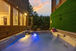 Outdoor spa tub - Smoky Dream Lodge: Heated Pool, Hot Tub & Games! (Pigeon Forge)