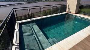 A rooftop pool with a clear view of the city skyline and a river. - Alfina Inn, space created for your comfort, river view, privileged terrace. (Encarnación)
