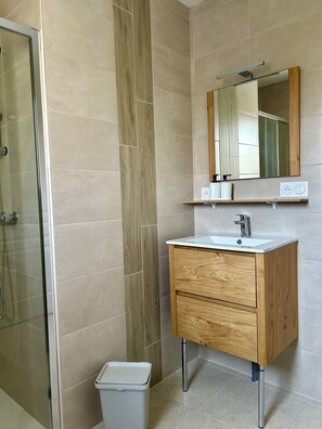 Shower, hair dryer, towels, toilet paper - Les Dunes - Omaha Beach (Maisons)