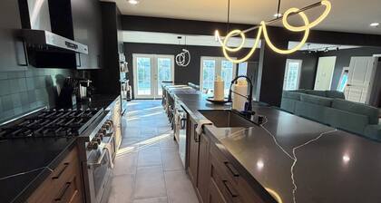 Swanky Villa • Luxury 8BR • 12 Kings • Pool & Spa