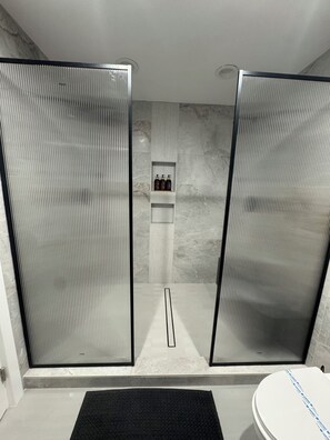 Douche, baignoire à remous, séchoir à cheveux, serviettes fournies