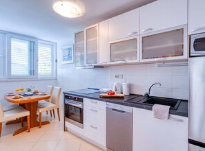 Fridge, microwave, oven, stovetop - Apartment Promenada - OneBedroom Apartment with parking (Dubrovnik)