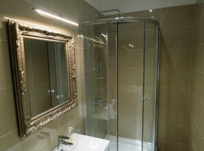 Een douche, een haardroger, handdoeken