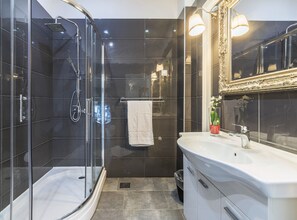 Shower, hair dryer, towels - Comfrot One Bedroom Apartment with Sea View (Pula)