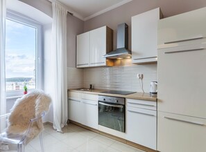Fridge, oven, stovetop, coffee/tea maker - Superior One Bedroom Apartment with Sea View (Pula)
