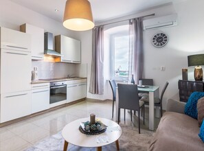 TV - Standard One Bedroom Apartment with Sea View (Pula)