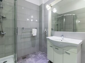 Shower, hair dryer, towels - Standard One Bedroom Apartment with Sea View (Pula)