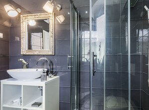 Shower, hair dryer, towels - Classic One Bedroom Apartment with Sea View (Pula)