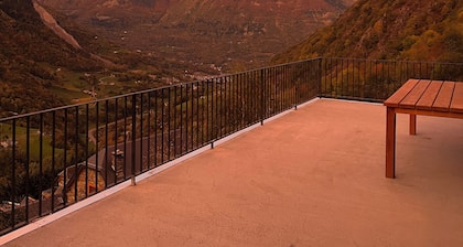 Chalet âGrange rĂ©novĂ©e avec terrasse panoramique 8 personnes /10min Station Ski