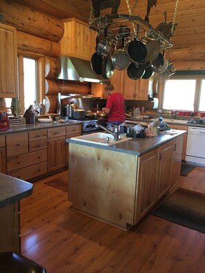 Deluxe Cabin, Lake View | Private kitchen | Highchair - Hebgen Paradise Lodge (West Yellowstone)