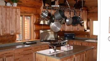 Deluxe Cabin, Lake View | Private kitchen | Highchair