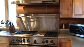 Hytte – deluxe, utsikt mot innsjø | Eget kjøkken | Høy barnestol