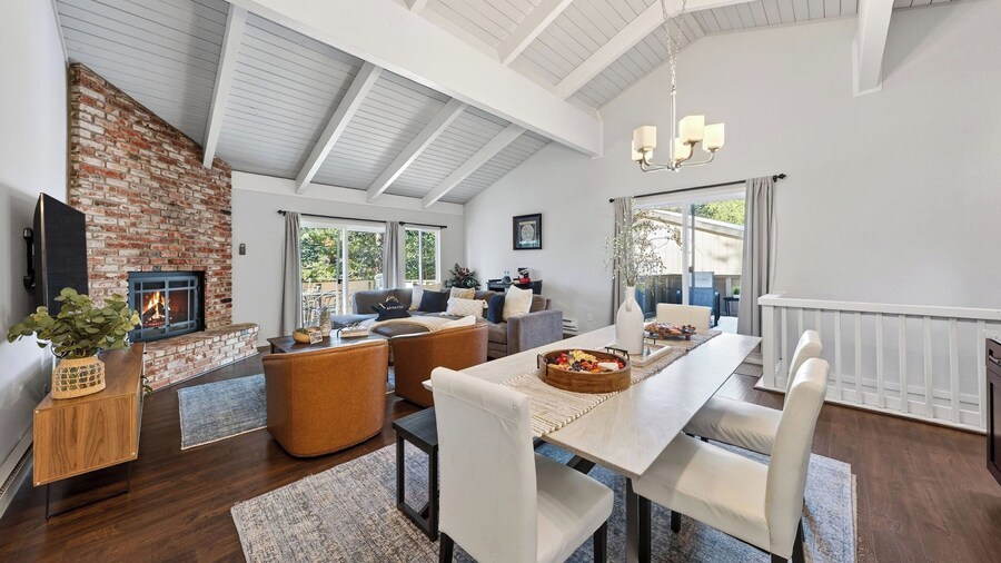 Pinecone Peak by Avantstay Incline Village Condo + Fireplace + Balconies + Pool Access