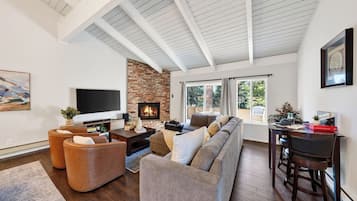 Apartment (3 Bedrooms) | Front of property