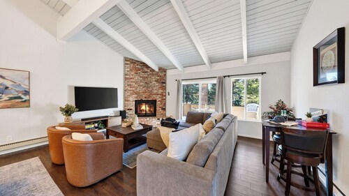 Pinecone Peak by Avantstay Incline Village Condo + Fireplace + Balconies + Pool Access