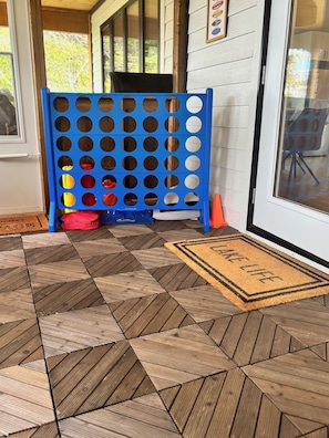 Children’s area - Spacious Lakefront Cabin in Private Gated Community (Manigotagan)