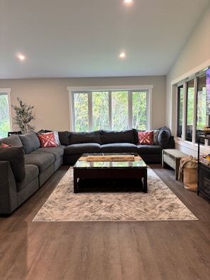 Smart TV, ping pong, books - Spacious Lakefront Cabin in Private Gated Community (Manigotagan)